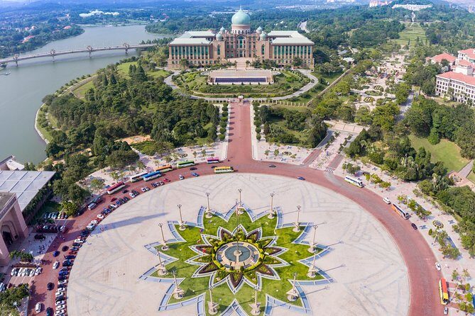 °17or19 Hrs Kuala Lumpur Van Tour from Singapore w' Tour Guide - Batu Caves: limestone age, Tamil shrines, and a strong first impression