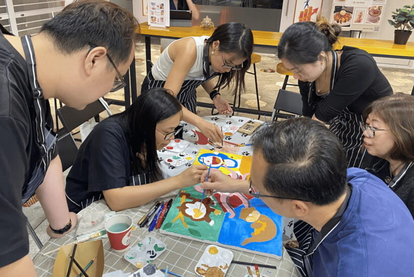 Art Jamming Workshops - Painting on tote bags, sneakers, and T-shirts: the souvenir factor