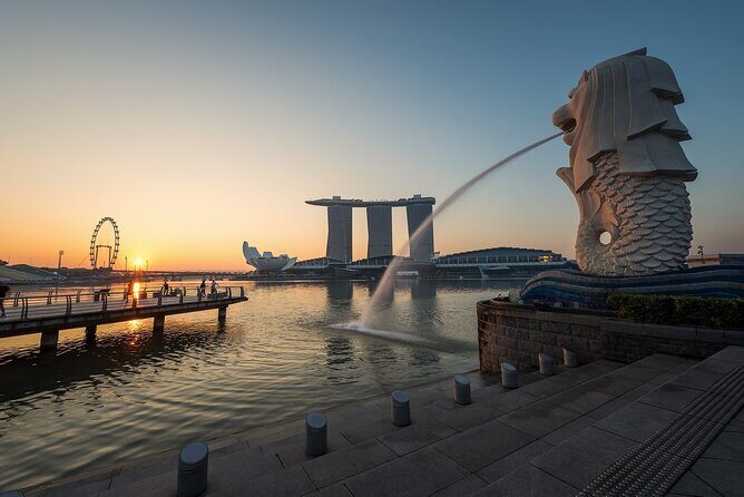 Fabulous Night-Out Private Tour in Singapore - Merlion Park: the iconic pose, but with skyline context