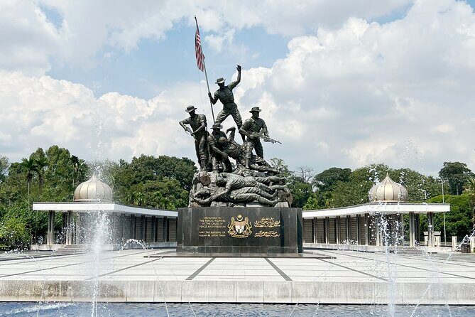 From Singapore: Private Kuala Lumpur / Malacca tour + SKY DINING - From National Monument to Central Market: a quick education stop in KL