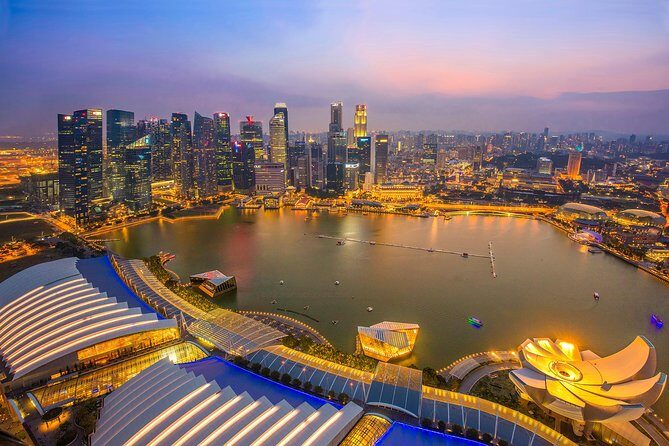Lion City Night Out + Roundtrip Transfers - A 5:30 pm night route that hits Singapore’s icons fast