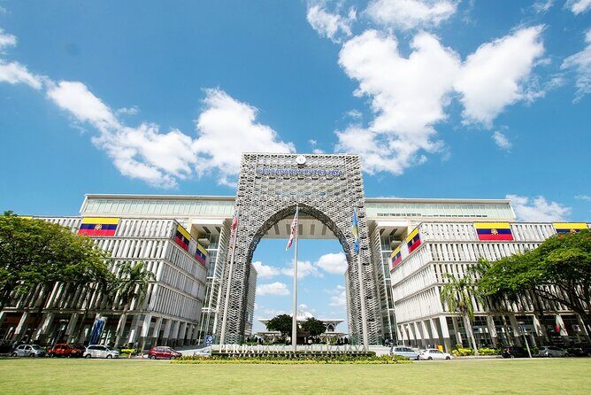 LUXURY Private day tour: Kuala Lumpur & Malacca from Singapore by licensed guide - Government-photo circuit: National Palace, Tugu Negara, Merdeka Square, and Putra Mosque