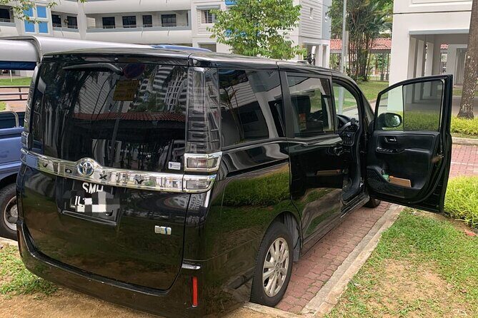 Private Airport Transfers in Singapore - Your direct ride: private car, luggage help, and comfort