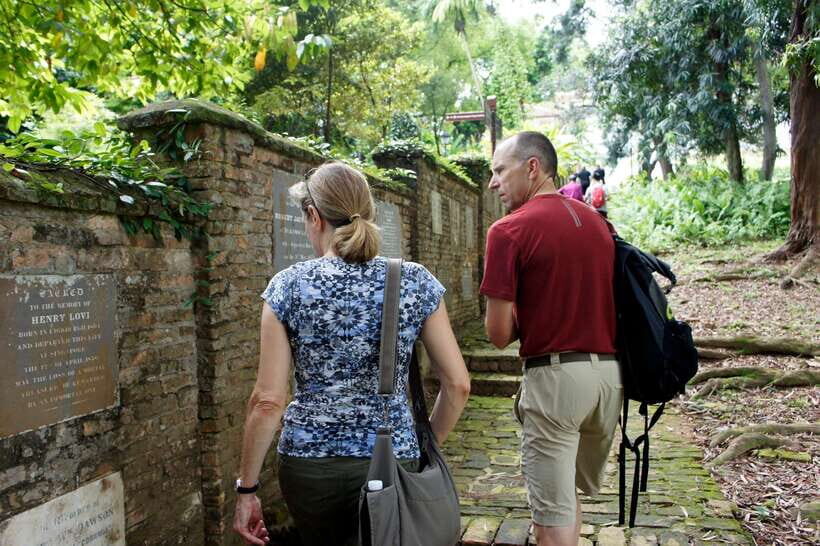 Singapore 2.5-Hour Walking Tour: Graves, Guns & Battles - Old Fort Gateway: How the Hill Controlled Access