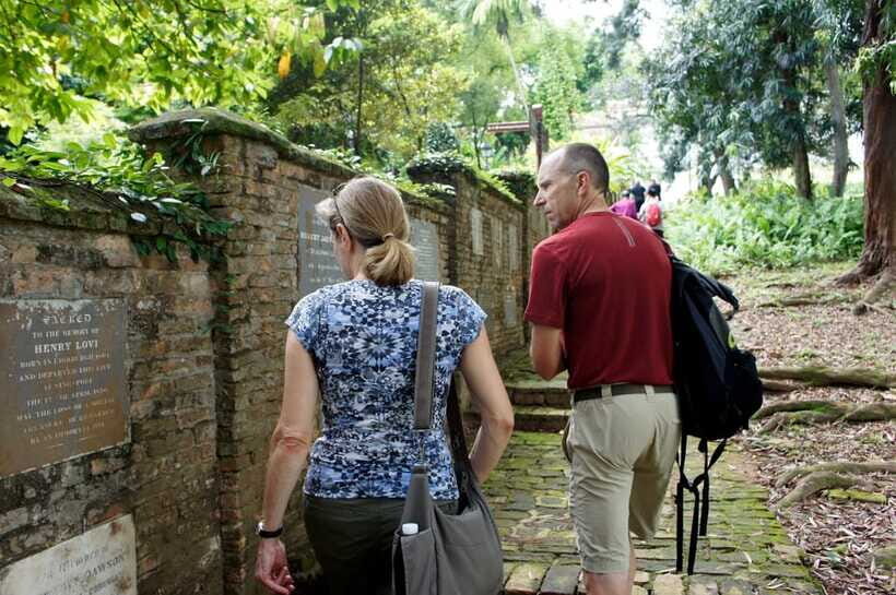 Singapore 2.5-Hour Walking Tour: Graves, Guns & Battles - Who This Walking Tour Fits Best