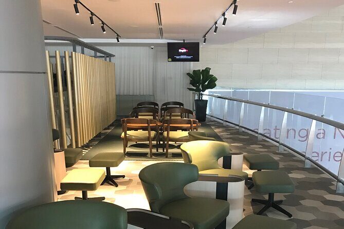 Singapore Changi Airport BLOSSOM - SATS & Plaza Premium Lounge at Terminal 4 - Wi‑Fi, Charging, and Flight-Time Entertainment