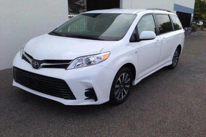Singapore Changi SIN Airport Private Transfer to City Center - On the road in Singapore: safe driving and quick local tips