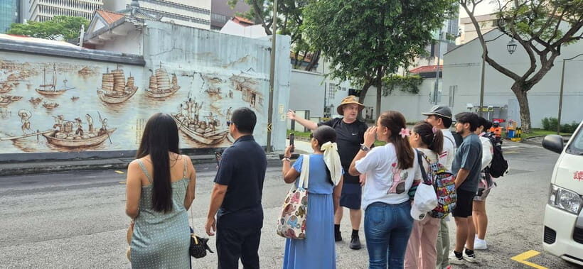 Singapore: Chinatown, Civic District, Marina Bay Walk Tour - Merlion Park: Classic Icon, Quick Guided Framing