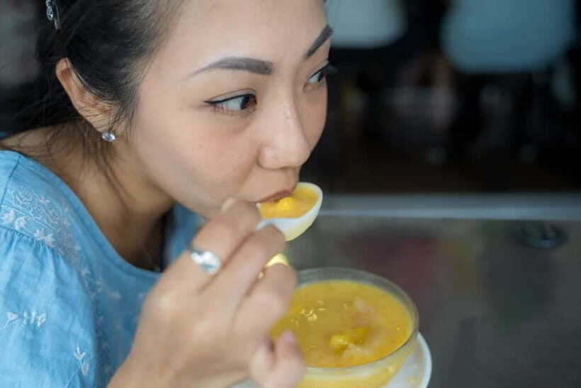 Singapore: Chinatown Hawkers Food Tour with 7 Food Tastings - Chinatown hawker food is the real Singapore food map