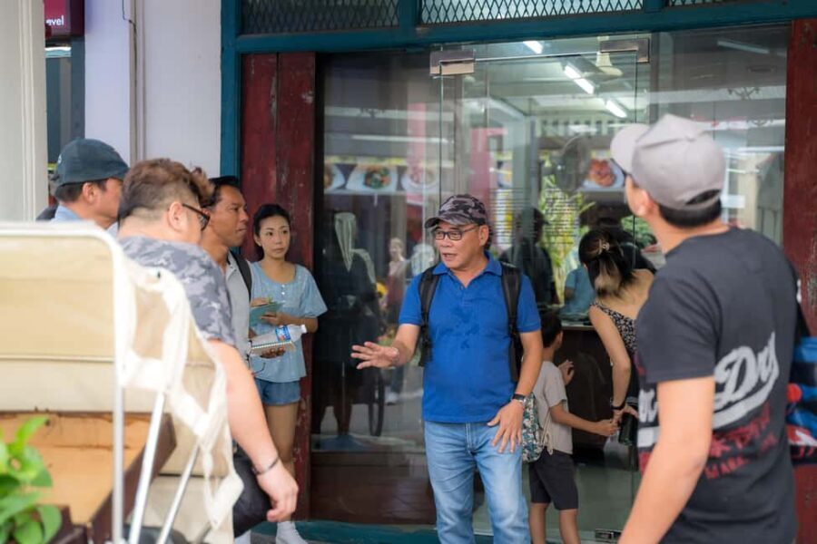 Singapore: Chinatown Hawkers Food Tour with 7 Food Tastings - Chinatown walks plus hawker centers plus skyline moments