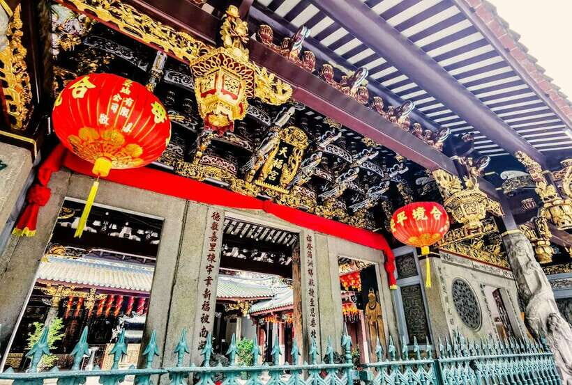Singapore: Chinatown Historic Walking Tour with Lunch - Getting started at The Whisky Distillery, One Raffles Place
