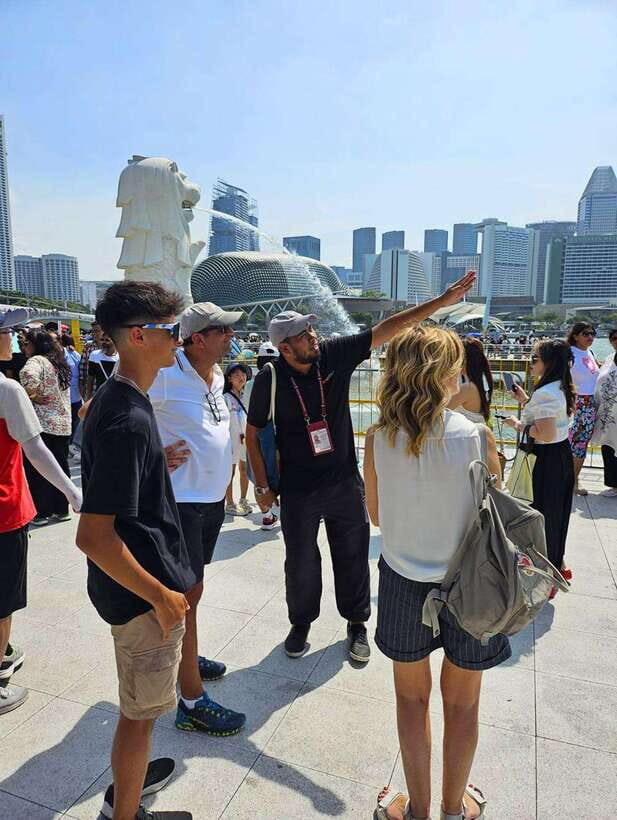 Singapore: City Highlights Walking Tour & Singapore River - Boat Quay plus a dedicated photo stop: the classic river rhythm