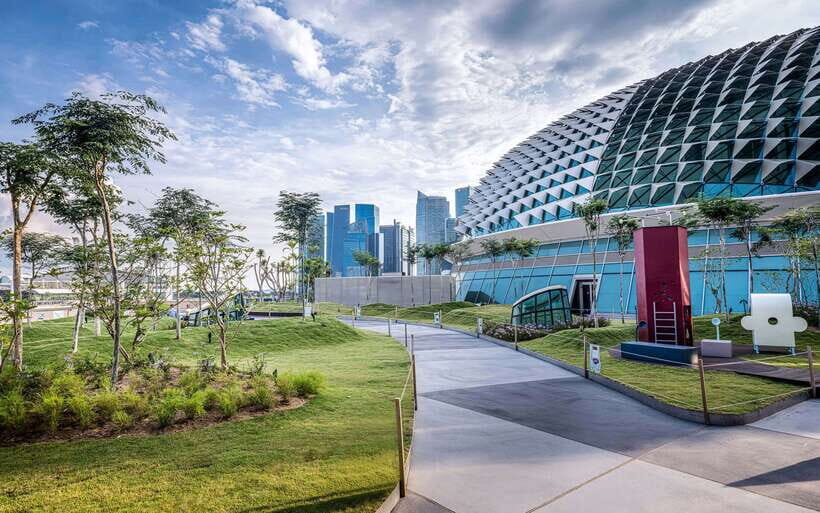 Singapore: City Highlights Walking Tour & Singapore River - Weather, rain, and what to pack for the river