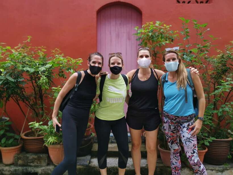 Singapore: Food and Bike Tour: Katong District - Katong shophouses and Peranakan stories as you ride