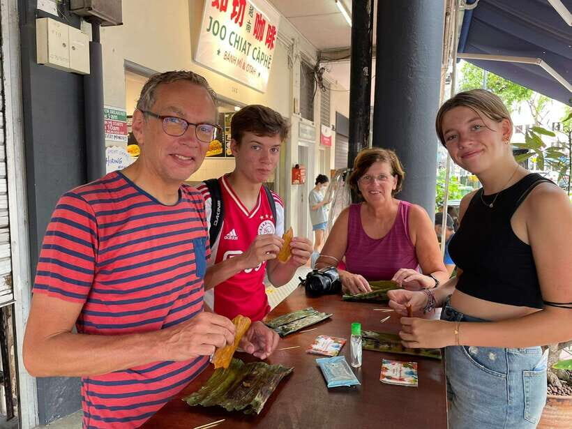Singapore: Food and Bike Tour: Katong District - East Coast Beach at the end: a smart cooldown after eating