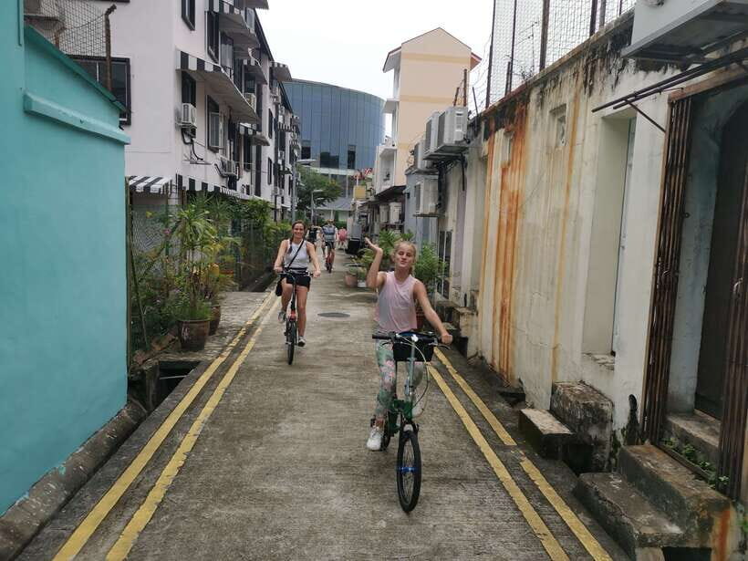 Singapore: Food and Bike Tour: Katong District - Starting at Dakota MRT Exit B: first 10 minutes that set the tone