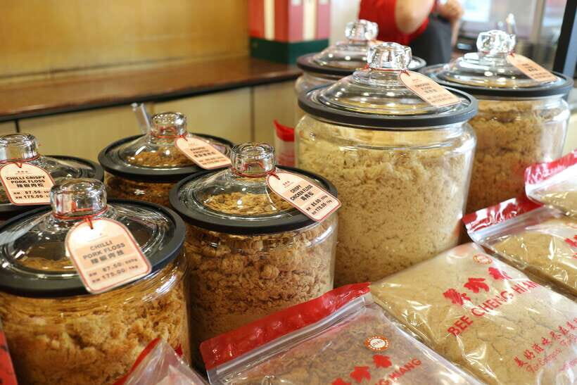 Singapore: Foodie Experience Guided Tour with 5 Tastings - Pagoda Street at 5 pm: bakkwa sets the tone