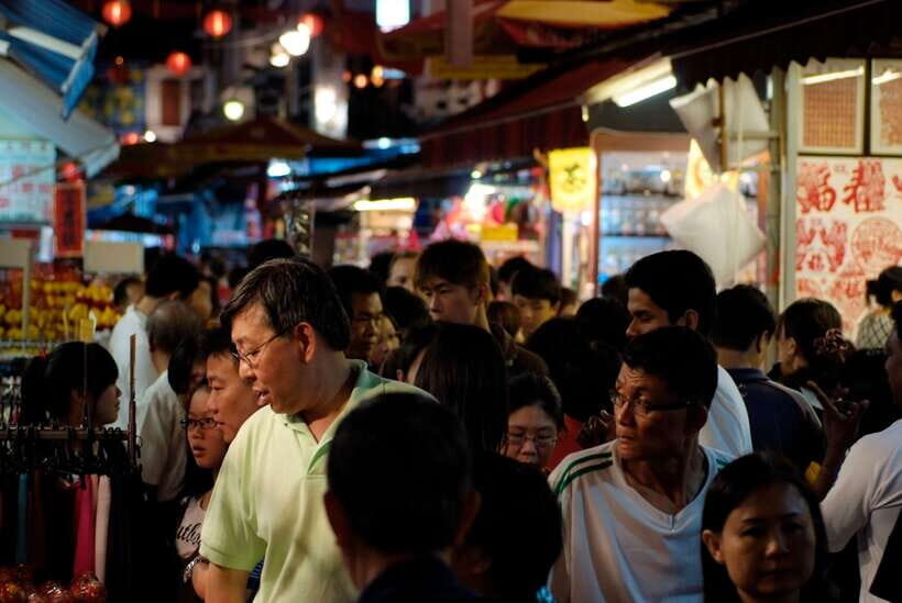 Singapore: Foodie Experience Guided Tour with 5 Tastings - Chinatown Complex hawker centre: choosing between carrot cake and Char Keow Teow