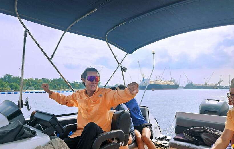 Singapore: Guided Boat Tour and Kelong Fish Farm Visit - When timing feels right: possible sunset on the return