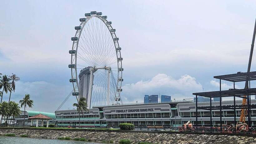 Singapore: Guided City Tour by Amphibious Duck Boat - Civic District WWII stops: Former Supreme Court and the War Memorial Park