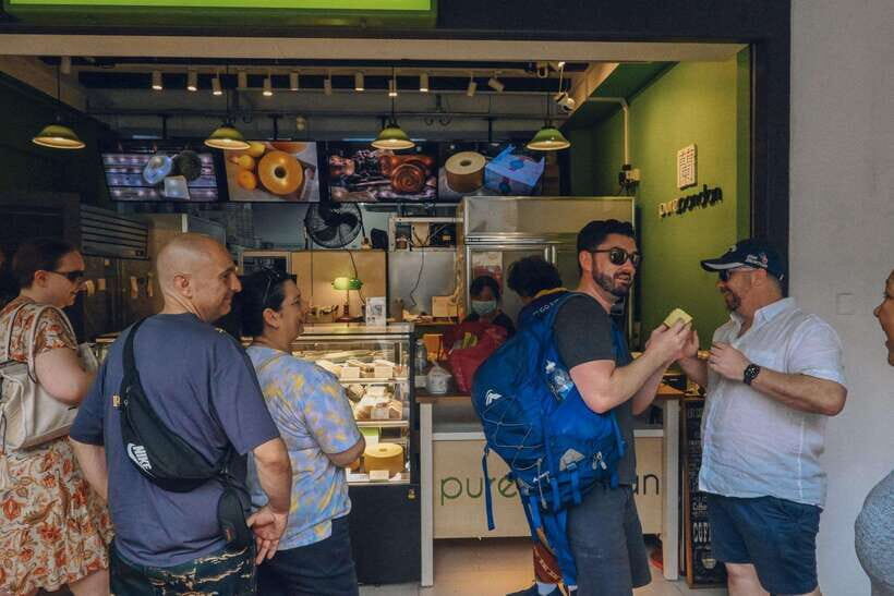 Singapore: Local Hawker Food Tour with Tastings - Maxwell Food Centre: Busy, Famous, and Made Manageable