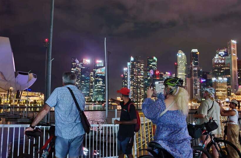 Singapore: Marina Bay Night Tour by Bicycle - First legs along the Marina Bay promenade: cool air and big views