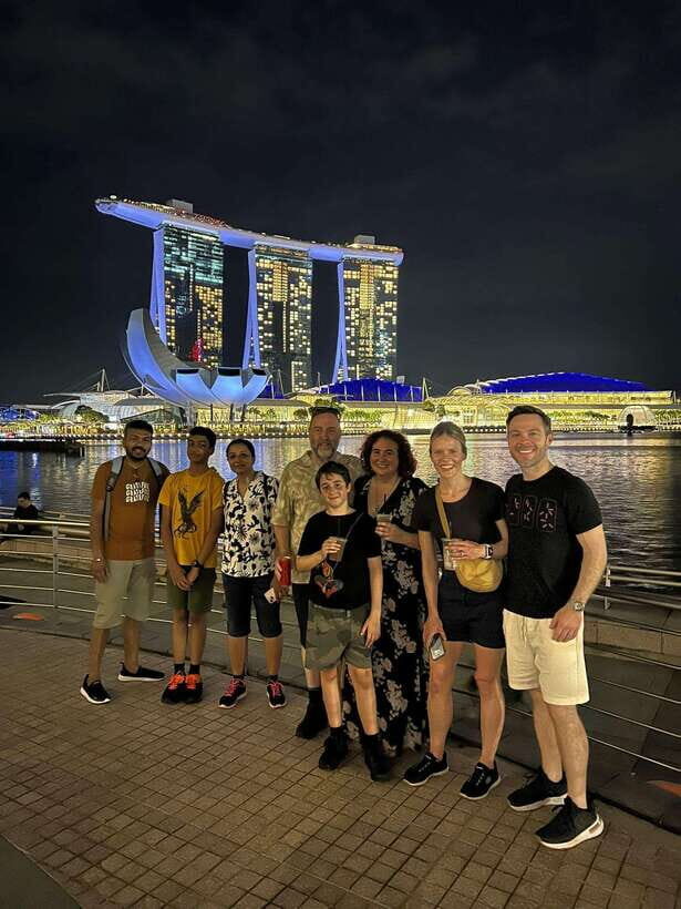 Singapore: Marina Bay Nighttime Walking Tour - Marina Bay at night: 3.5 km of lights and famous landmarks