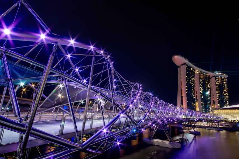 Singapore: Marina Bay Nighttime Walking Tour - Helix Bridge and Fullerton Hotel: where stories meet the skyline