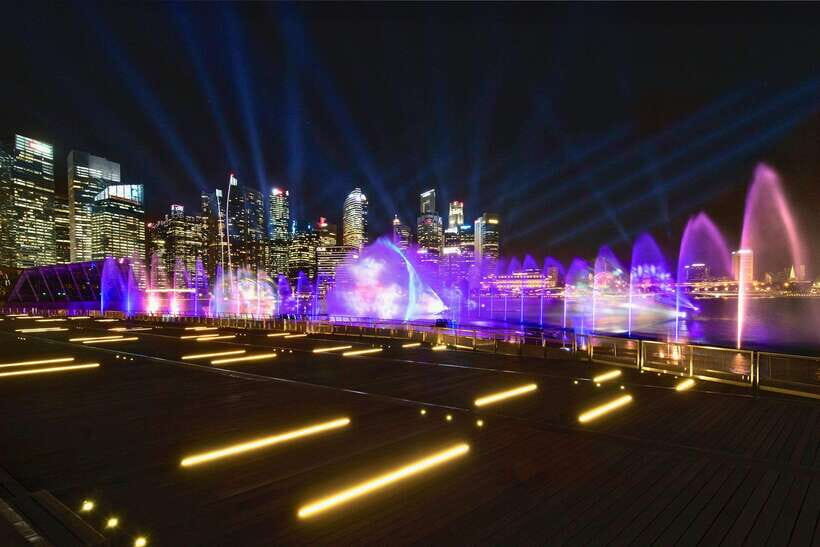 Singapore: Marina Bay Nighttime Walking Tour - Marina Bay Sands Spectra show: timing, views, and what to watch