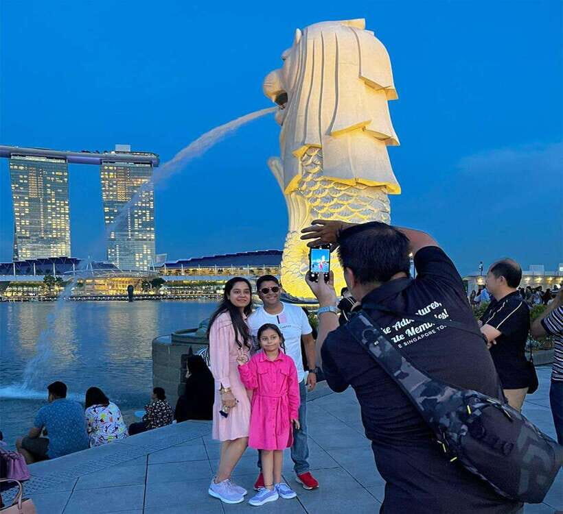 Singapore: Marina Bay Nighttime Walking Tour - Finding the meeting point near UOB Plaza 2 and Raffles Place