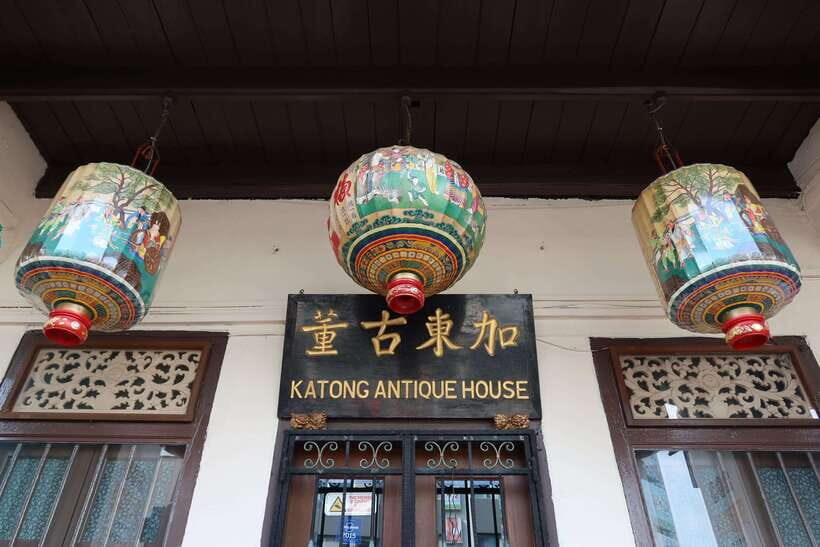 Singapore: Peranakan Culture, Cuisine & Hidden Treasures - Batik fabrics: a souvenir that actually fits the story