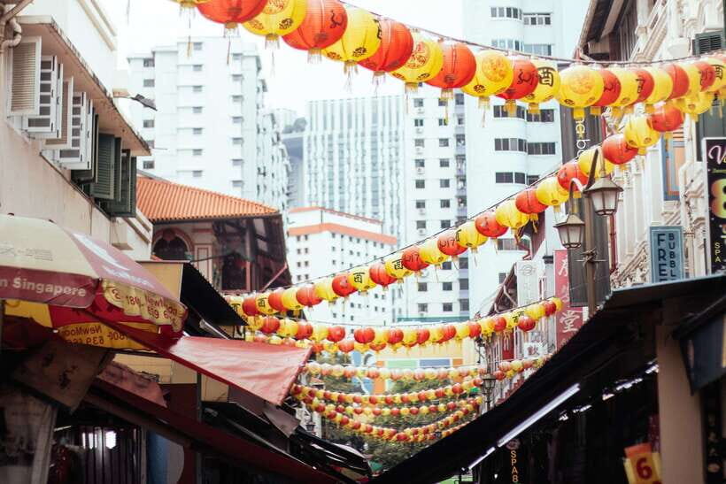 Singapore: Private Tour w/ Locals – Highlights & Hidden Gems - Lunch at a hawker centre (and the included drink)