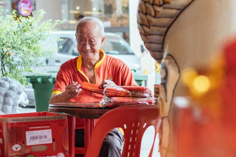 Singapore: Private Tour w/ Locals – Highlights & Hidden Gems - Chinatown and local markets: seeing Singapore after the main sights