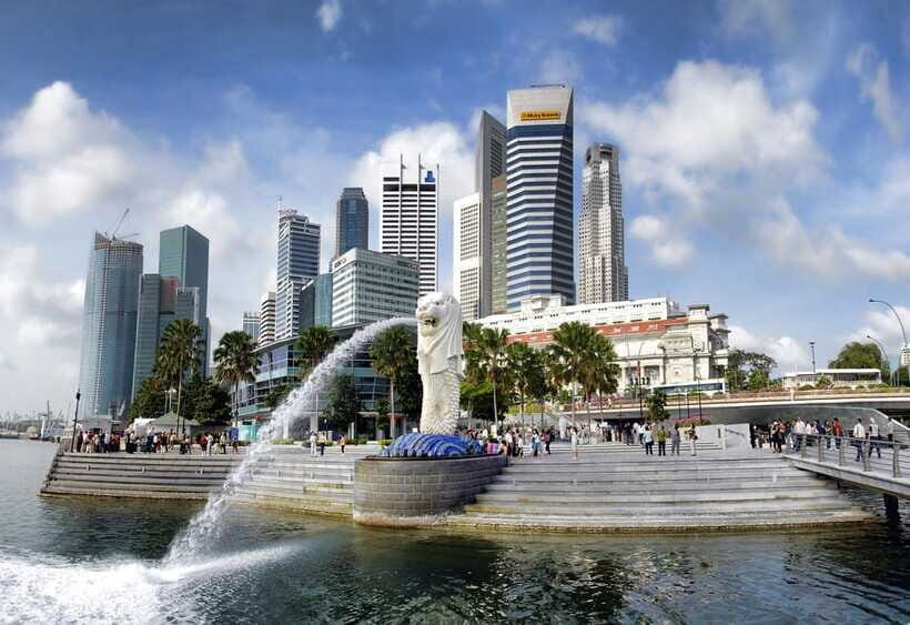 Singapore: Private Walking Tour with a Local - Temples and hawker food without the awkward guessing game