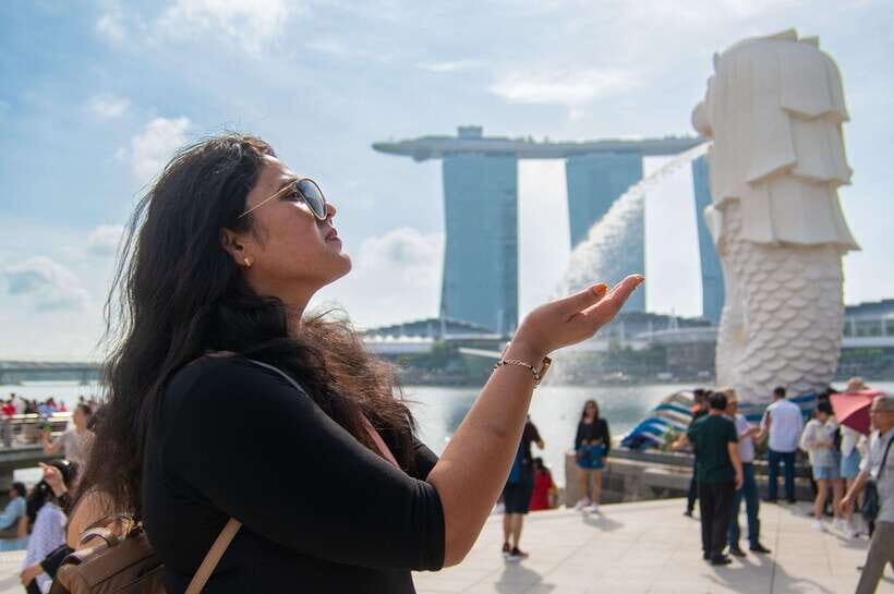 Singapore: Professional Photoshoot at Merlion Park - Meeting at Mini Merlion and getting guided into position