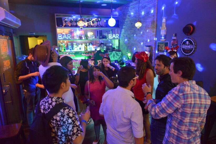 Singapore Pub Crawl - Party like a Local - Bar hop #1 through #3: free shots, games, and getting pulled into the night