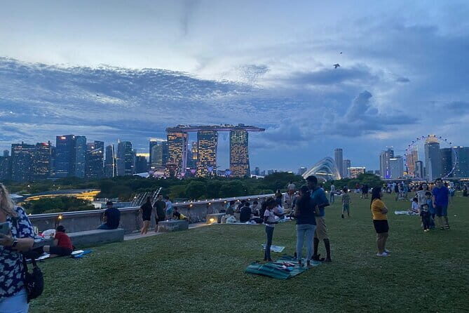 Singapore River Cruise with 2 Shows (4 hours) - A semi-private night route with Leon running the show