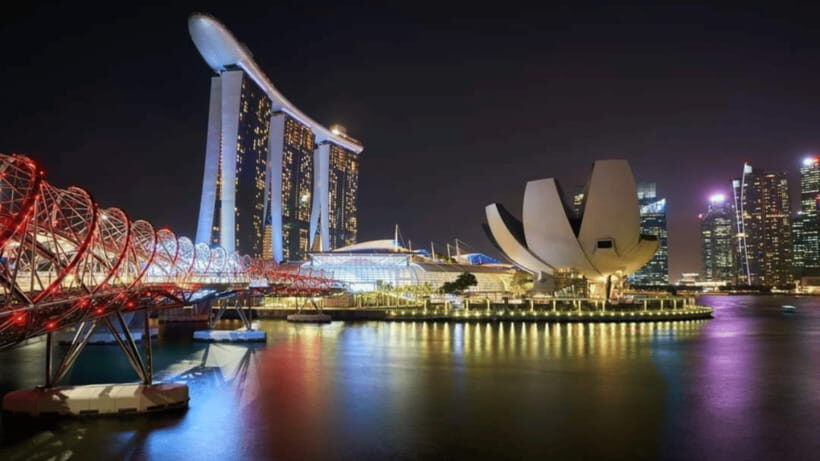 Singapore: Sunset River Cruise and Glittering Light Shows - How the guide experience affects your night