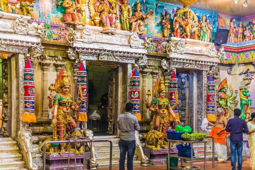 Singapore: Temples, Chinatown and Little India Private Tour - Arab Street to Little India: From Perfume Shops to Food and Shopping