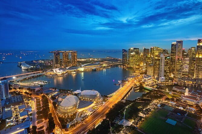 (Small Group) Night Wonders of Singapore: Cruise & Light Shows - Merlion Park at night: quick photos, iconic views