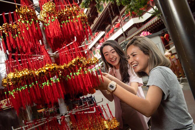 Streets Alive Singapore Walking Tour (Chinatown Edition) - VR and live performers: how the show changes your street-level experience