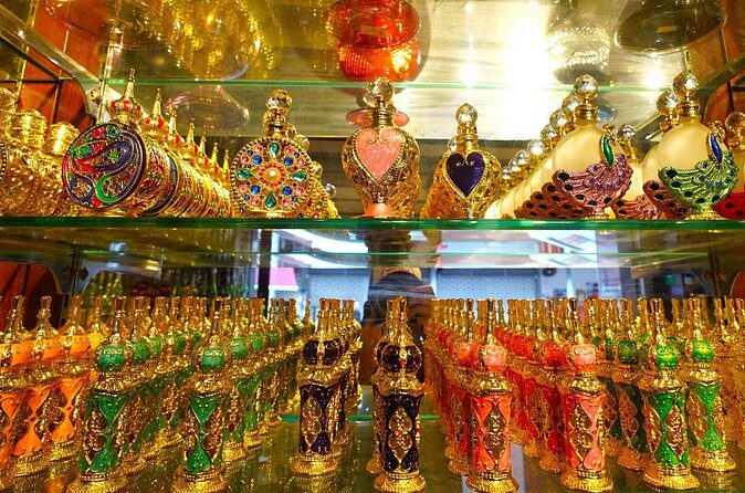 Thread of Faith and Fabric: Singapore Kampong Glam Walking Tour - Snacks and rest stops: how the tour stays comfortable in heat